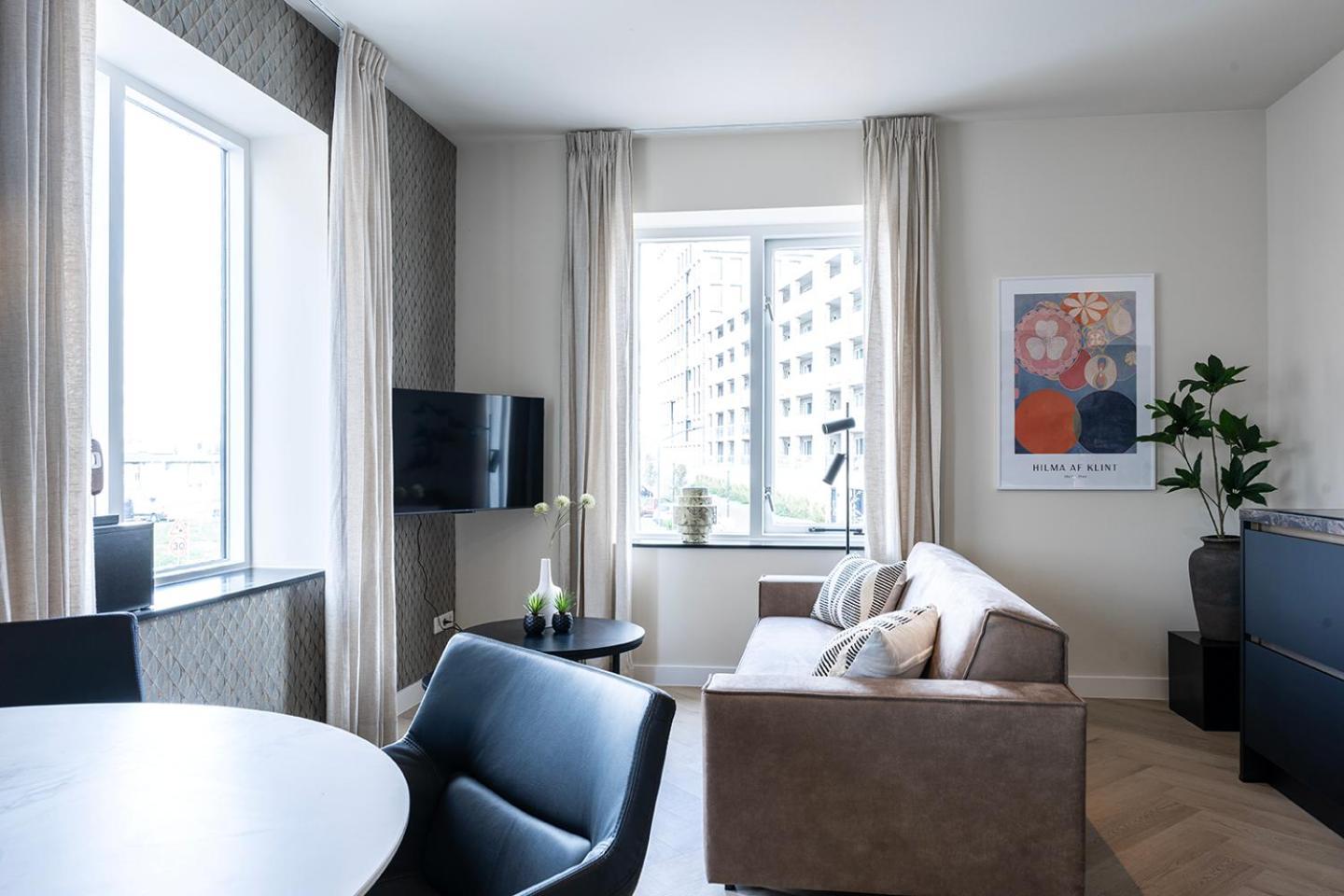 Prestigious Designer In Apartment *