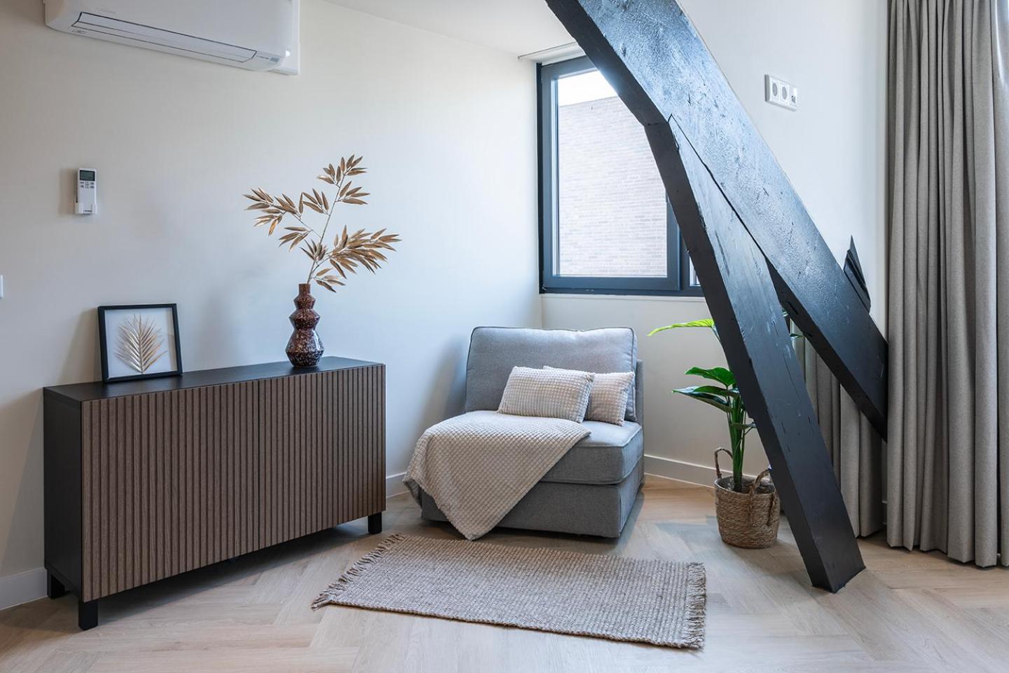Prestigious Designer In Apartment