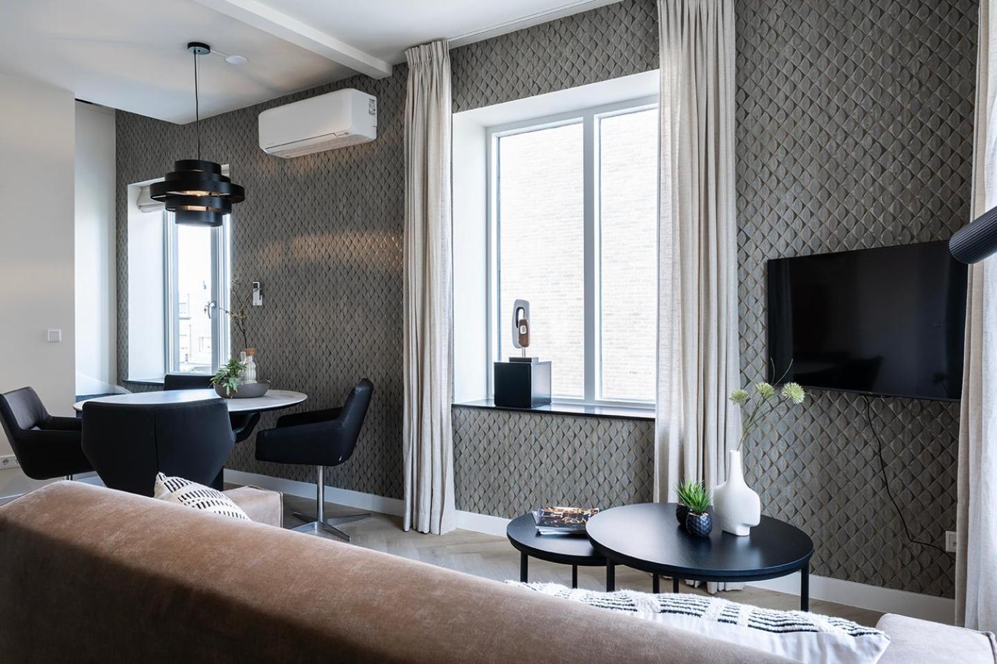 Prestigious Designer In Apartment *