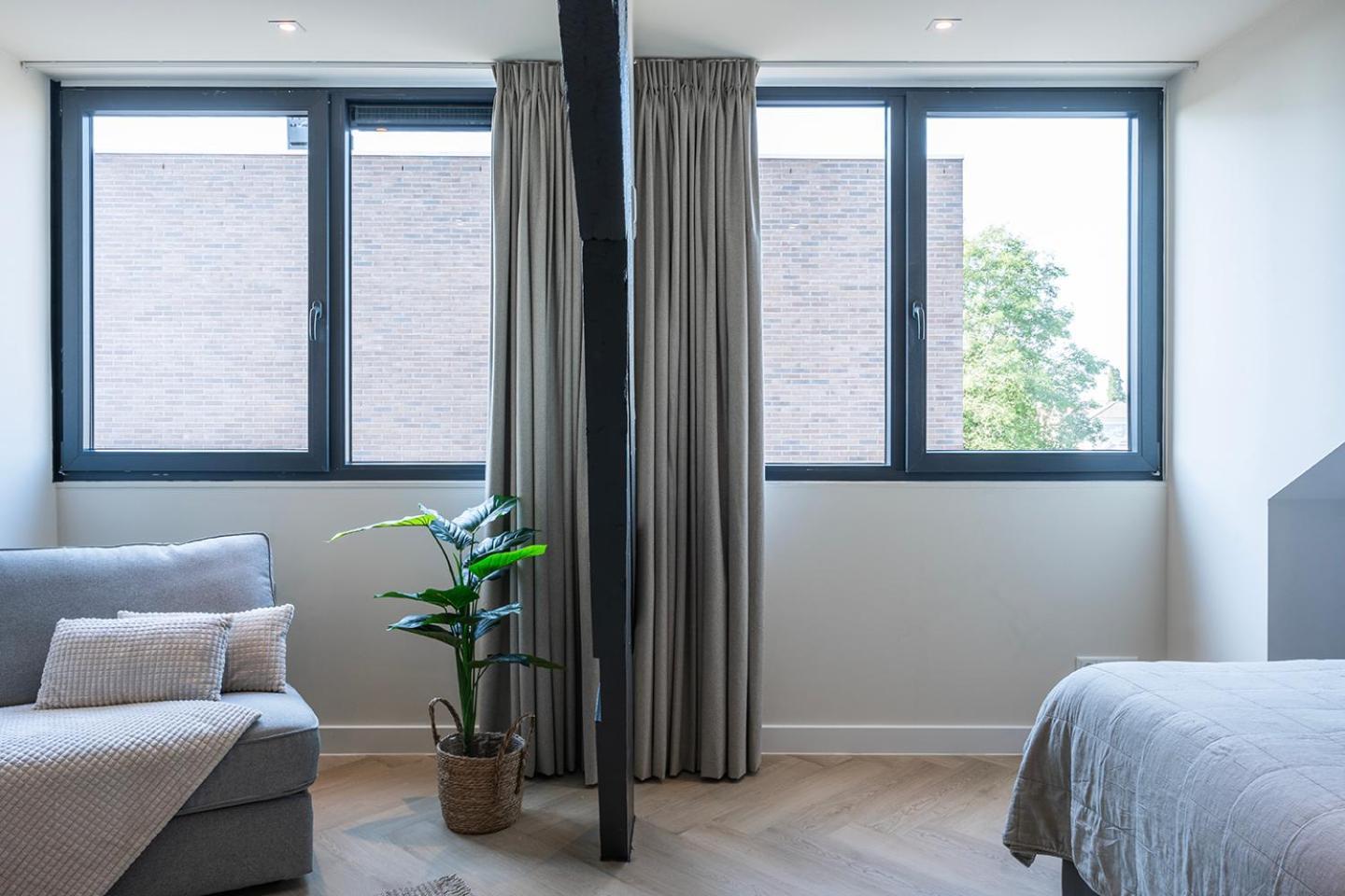 Prestigious Designer In Apartment *